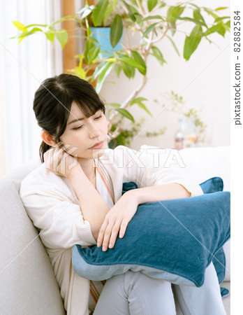 一個患有疾病的女人 82882584