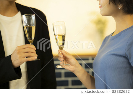 Cheers restaurant couple Cheers restaurant couple 82882622