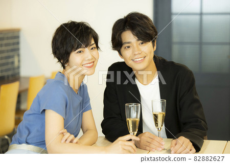 Cheers restaurant couple Cheers restaurant couple 82882627