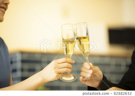 Cheers restaurant couple 82882632