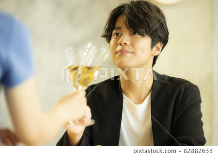 Cheers restaurant couple Cheers restaurant couple 82882633