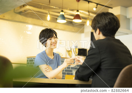 Cheers couple restaurant 82882664