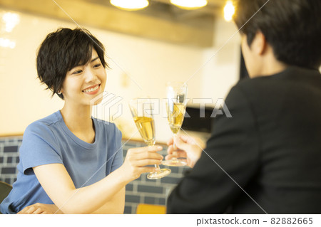 Cheers couple restaurant 82882665