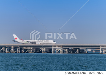 [JAL aircraft taxiing runway Ⅾ from Ukishimacho Park] 82882822