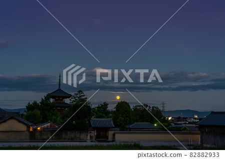奈良縣 Ikaruga 鎮 從世界遺產寶貴寺三層寶塔的另一側升起的豐收之月 奈良縣 Ikaruga 鎮 從世界遺產寶貴寺三層寶塔的另一側升起的豐收之月 82882933