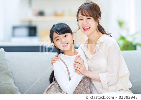 家庭，父母和孩子，小學生，孩子，生活方式，客廳 82882945