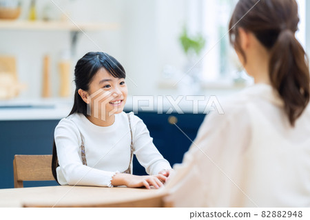 家庭，父母和孩子，小學生，孩子，生活方式，客廳 82882948