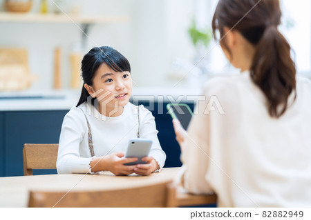 家庭,父母和孩子,小學生,智能手機,孩子,生活方式,客廳 家庭,父母和孩子,小學生,智能手機,孩子,生活方式,客廳 82882949