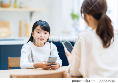 家庭,父母和孩子,小學生,智能手機,孩子,生活方式,客廳 家庭,父母和孩子,小學生,智能手機,孩子,生活方式,客廳 82882950