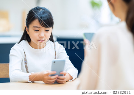 家庭,父母和孩子,小學生,智能手機,孩子,生活方式,客廳 家庭,父母和孩子,小學生,智能手機,孩子,生活方式,客廳 82882951