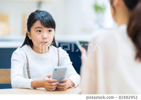 家庭，父母和孩子，小學生，智能手機，孩子，生活方式，客廳 82882952