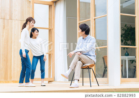 Family parent and child elementary school child lifestyle 82882993