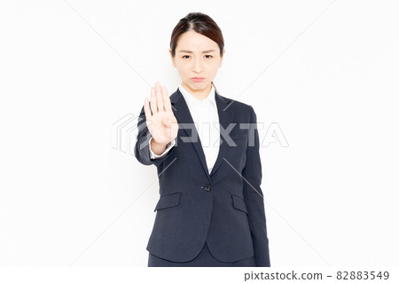 做 NG 手勢的女商人 做 NG 手勢的女商人 82883549