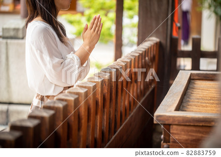 參拜神社的女人，在神社許願的女人，許願的人 82883759