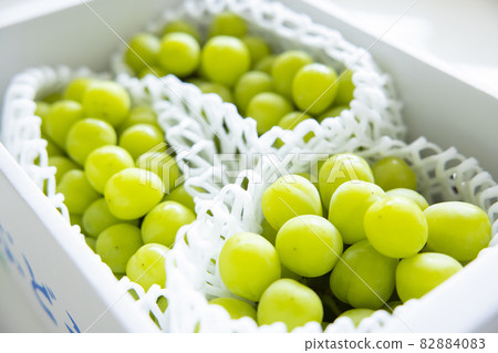 Shine Muscat in a box 82884083