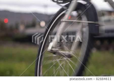 Kamogawa dusk scenery Bicycle running Pora style Kamogawa dusk scenery Bicycle running Pora style 82884611