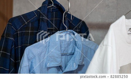 T 卹、襯衫和格子襯衫掛在衣架上 T 卹、襯衫和格子襯衫掛在衣架上 82885250