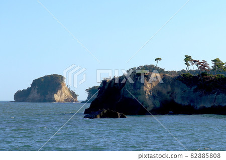松樹林的白色海角。從大濱海岸附近拍攝的奧松島“Nihama Cape”和“Kinoshima”。宮城縣東松島市宮戶市。 松樹林的白色海角。從大濱海岸附近拍攝的奧松島“Nihama Cape”和“Kinoshima”。宮城縣東松島市宮戶市。 82885808