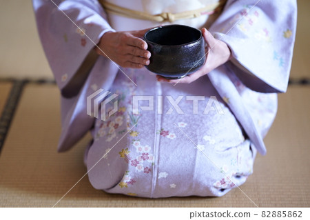 穿著和服參加茶道的日本女人 82885862
