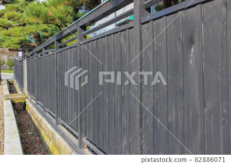 Old Japanese wooden fence 82886071