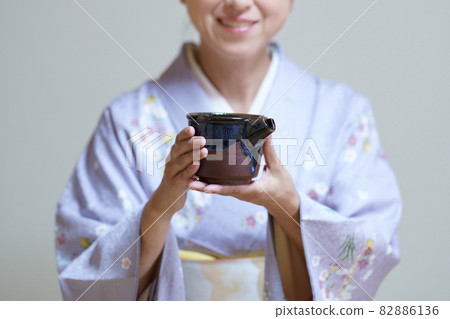 推薦穿和服喝酒的日本女人，滿嘴酒的中年女人 82886136