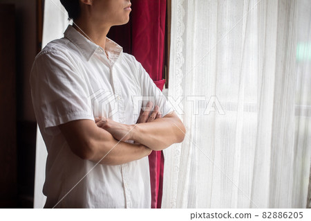 A man who crosses his arms A man who thinks with his arms crossed A man who crosses his arms A man who thinks with his arms crossed 82886205