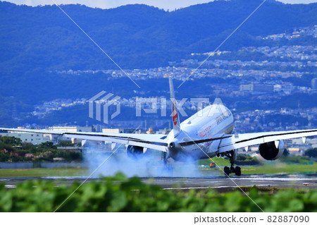 Osaka International Airport JAL AIRBUS A350 Airplane landing posture Senri Kawajiri Osaka International Airport JAL AIRBUS A350 Airplane landing posture Senri Kawajiri 82887090