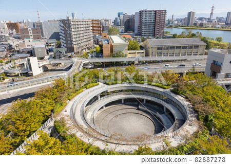 從新潟市演藝中心屋頂花園看到的圓形走廊 82887278