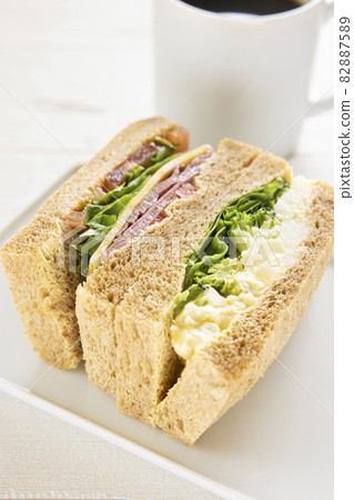 美味的早餐熏牛肉三明治、蔬菜三明治和熱咖啡 82887589
