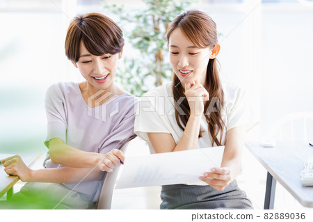 Business women in a lively workplace (young and senior) Business women in a lively workplace (young and senior) 82889036