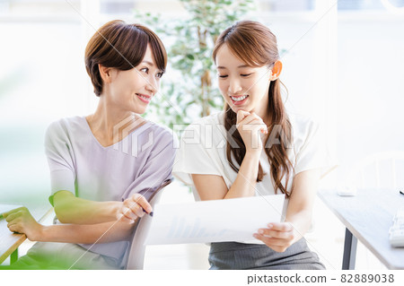 Business women in a lively workplace (young and senior) Business women in a lively workplace (young and senior) 82889038