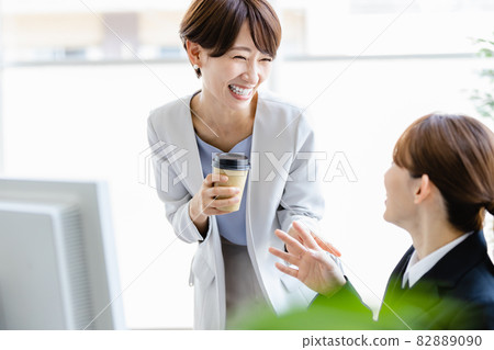活躍工作場所的女商人(年輕和退伍軍人) 活躍工作場所的女商人(年輕和退伍軍人) 82889090