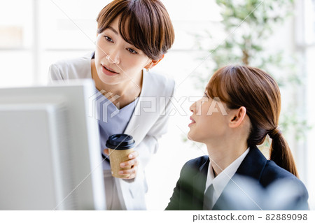 活躍工作場所的女商人（年輕和退伍軍人） 82889098