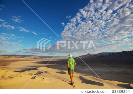 Hike in the desert Hike in the desert 82889264