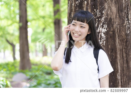 一個在大樹旁呼喚的女孩 82889997