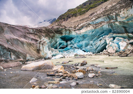 Tremors of a glacier in the swiss alps Tremors of a glacier in the swiss alps 82890004