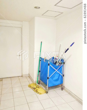 Cleaning tools in the building 82891488