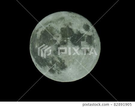 Full moon shining in the night sky (Mid-Autumn moon) Full moon shining in the night sky (Mid-Autumn moon) 82891905