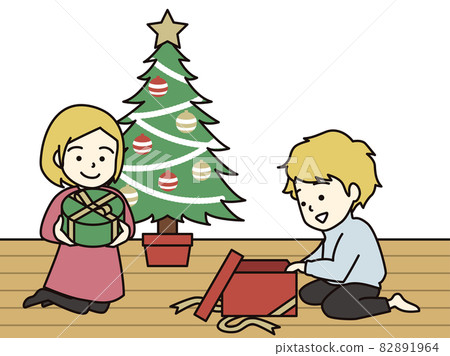 金發男孩和女孩收到聖誕禮物 82891964