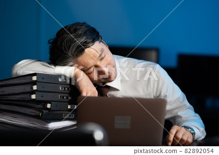 商人加班，中間人，打盹 82892054