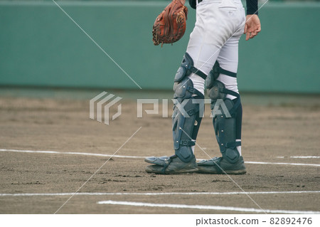 A catcher who inspires players by calling out to pitchers and fielders during a baseball game 82892476