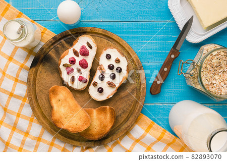 Breakfast of french toast with fresh berries 82893070