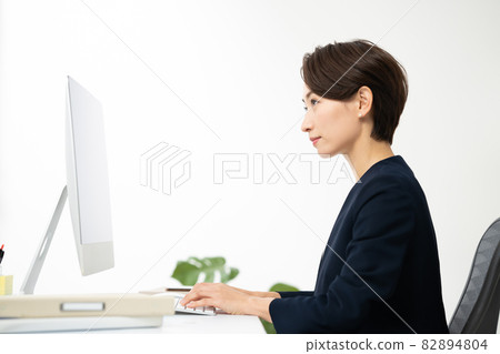 Business scene Middle female 82894804