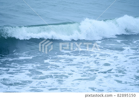 Large waves 82895150
