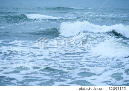 Large waves Large waves 82895155