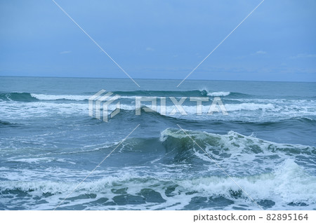 Large waves 82895164