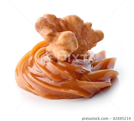 walnut in melted caramel 82895214