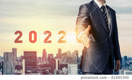 2022 image New Year's card material for business Businessmen reaching out 2022 image New Year's card material for business Businessmen reaching out 82895300