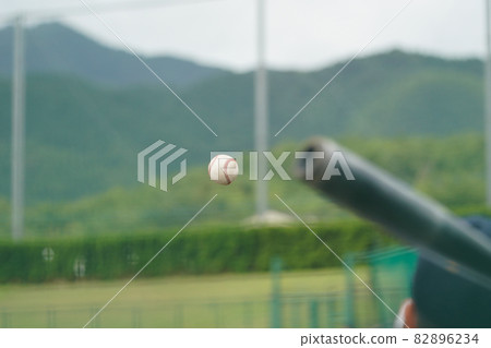 在棒球比賽中,投手向擊球手投擲的白球 在棒球比賽中,投手向擊球手投擲的白球 82896234