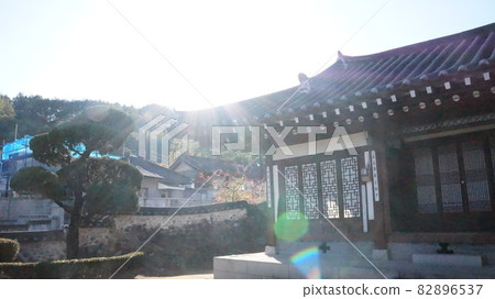 Korean traditional house 82896537